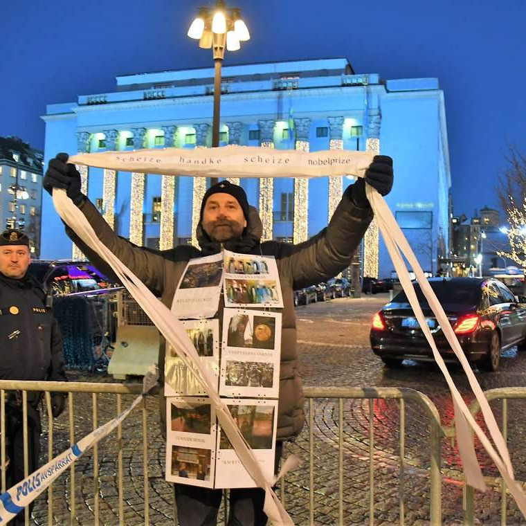 Protesti zbog Nobelove nagrade Handkeu u Srebrenici i Stockholmu
