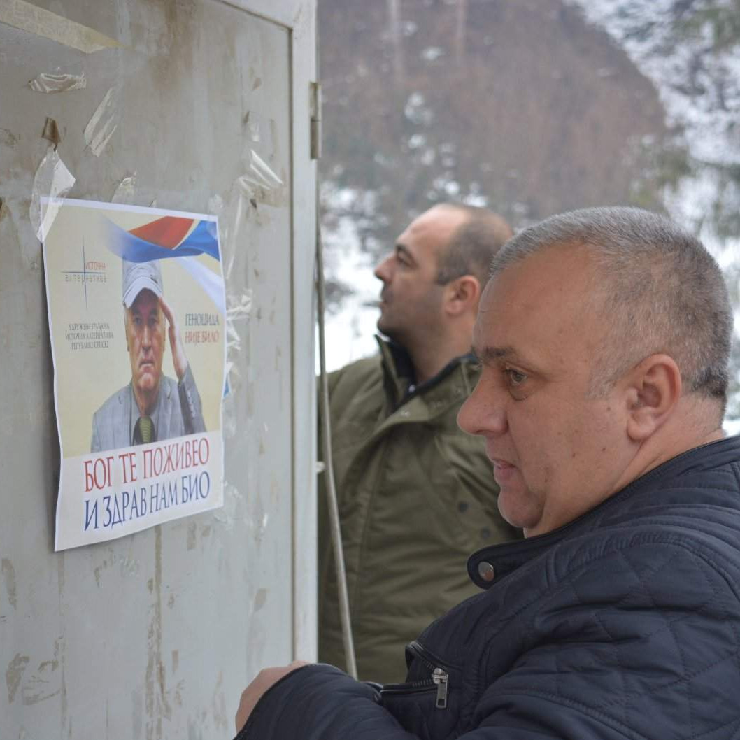 U Srebrenici lijepe plakate zločinca Mladića s porukom "Genocida nije bilo"