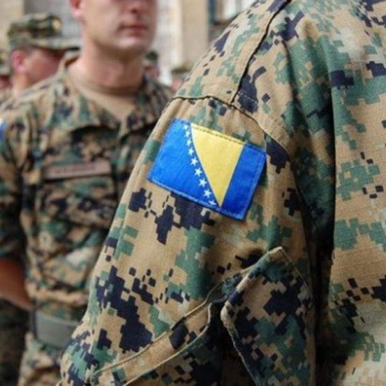Vojska šatorska naselja sa krevetima pravi na osam graničnih prijelaza