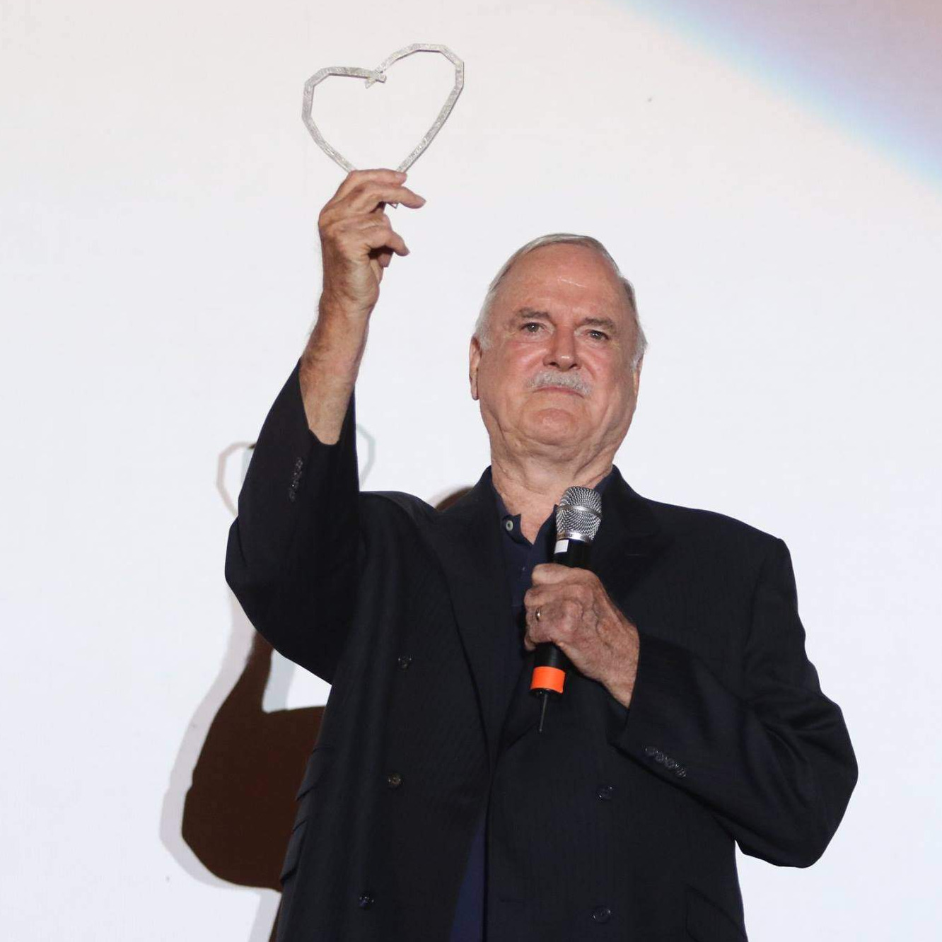John Cleeseu uručeno Počasno Srce Sarajeva