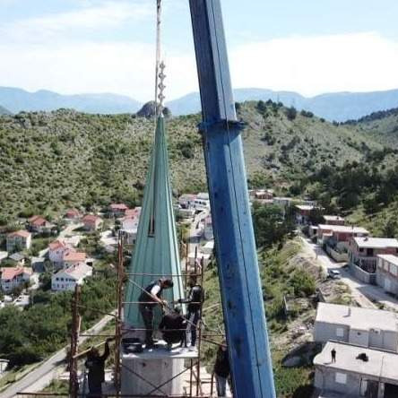 Postavljan krov i alem na munari džamije u mostarskom naselju Gornji Zalik (Video) 