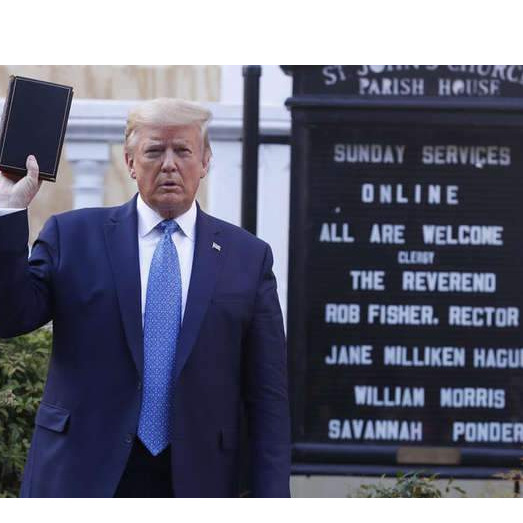 ČOVJEK OPASNIH NAMJERA |Donald Trump pokazuje mišiće s Biblijom u ruci