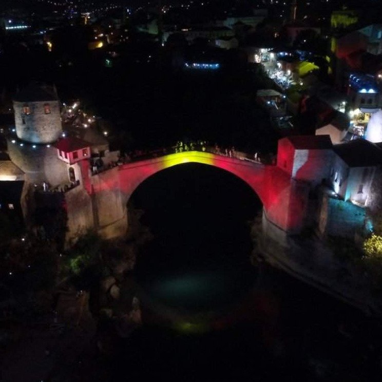Stari most u Mostaru u bojama Španije 
