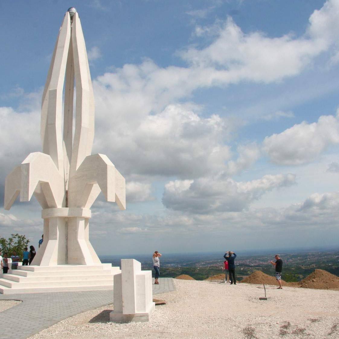 Danas svečano otvaranje spomenika „Ljiljan“