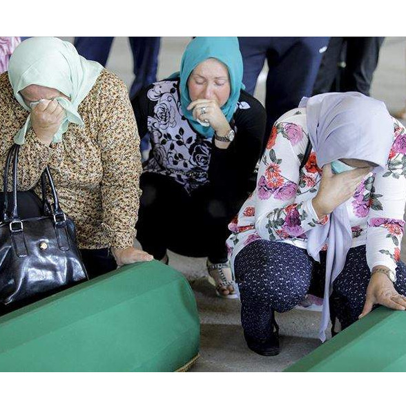 Porodice se opraštaju od najmilijih u Potočarima: Jecaji u bivšoj Fabrici akumulatora