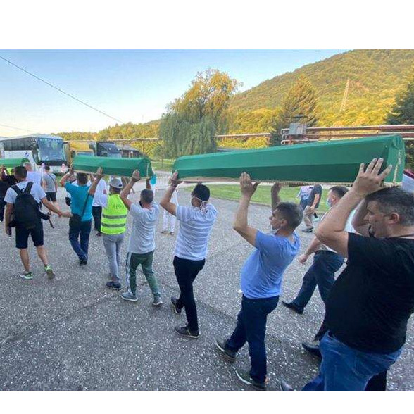 Tabuti devet žrtava genocida preneseni na rukama iz Fabrike akumulatora do Musalle u Potočarima