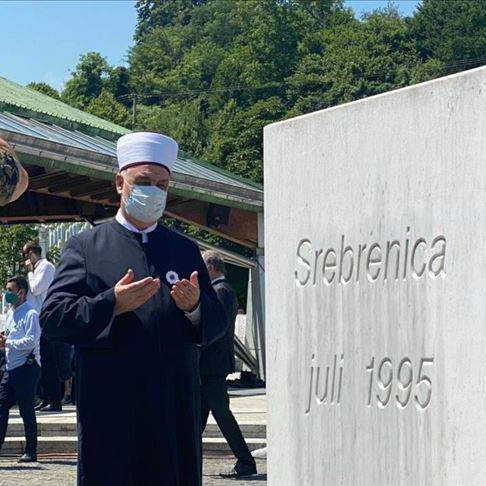 Brojne delegacije položile cvijeće i odale počast žrtvama srebreničkog genocida