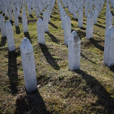  Politico: Među zelenim brežuljcima prošaranim bijelim nišanima
