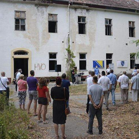 DOK JE MILANOVIĆ DIJELIO ODLIKOVANJA | Logoraši Stoca obilježili 27. godišnjicu stradanja u Koštanoj bolnici 