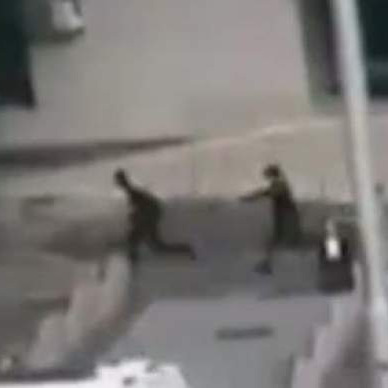 (UZNEMIRUJUĆI VIDEO) Ovako je likvidiran terorista koji je nožem napao građane Rusije!