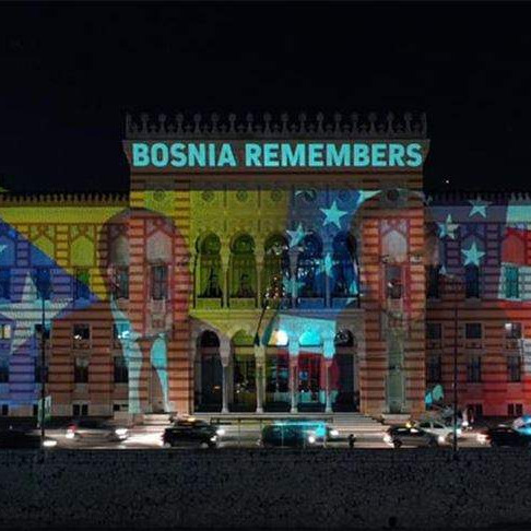 Vijećnica u bojama zastave SAD-a u čast izborne pobjede Joea Bidena