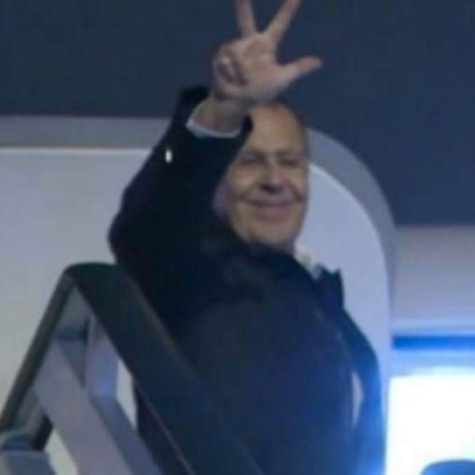 PRIJE POLASKA ZA ZAGREB | Lavrov pri odlasku iz Srbije podigao tri prsta
