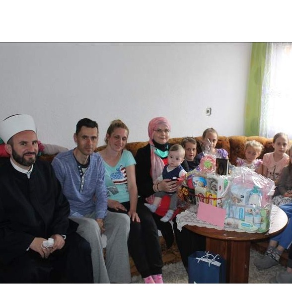 Reisu-l-ulema darovao deveto dijete u porodici Hamidović iz Tuzle