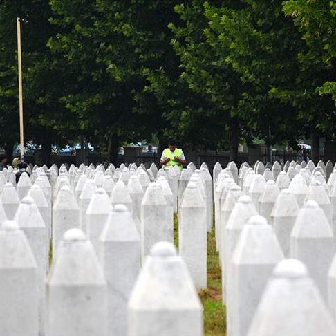 Dženaza žrtvama genocida: Porodice od jutarnjih sati pristižu u Potočare