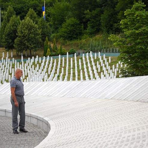 Potočari: U tišini ostaju bijeli nišani kao podsjetnik na strahote genocida u Srebrenici