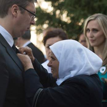 Vučić: Sa Bošnjacima graditi bratske odnose i ukazati pijetet prema žrtvama Srebrenice