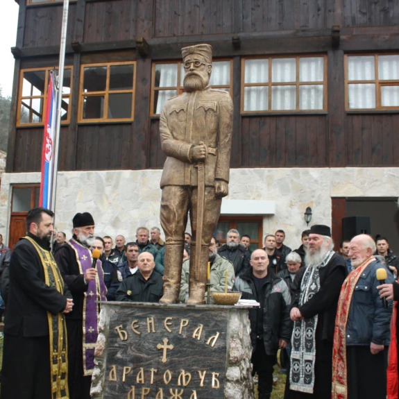Stižu osude nakon postavljanja biste Draži Mihailoviću u Bijeljini