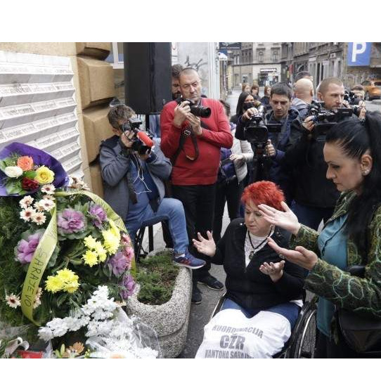 Cvijeće, Fatiha i minuta šutnje za ubijene kod Gradske tržnice
