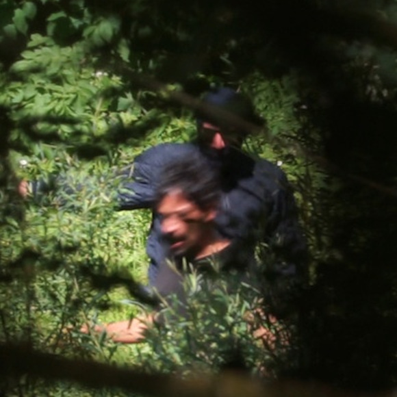 Stravično: Pogledajte kako hrvatski policajci ilegalno ubacuju migrante u BiH (Video)