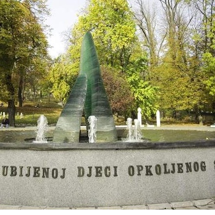 Umjesto cvijeta na Spomeniku ubijenoj djeci opkoljenog Sarajeva