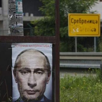 Putinov portret na zidu hangara u Kravici