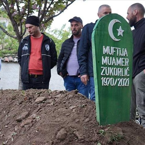 Nakon ekshumacije i obdukcije: Muamer Zukorlić ukopan u haremu Altun-alem džamije