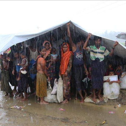 Arakanski muslimani u teškim uslovima pješače prema Bangladešu