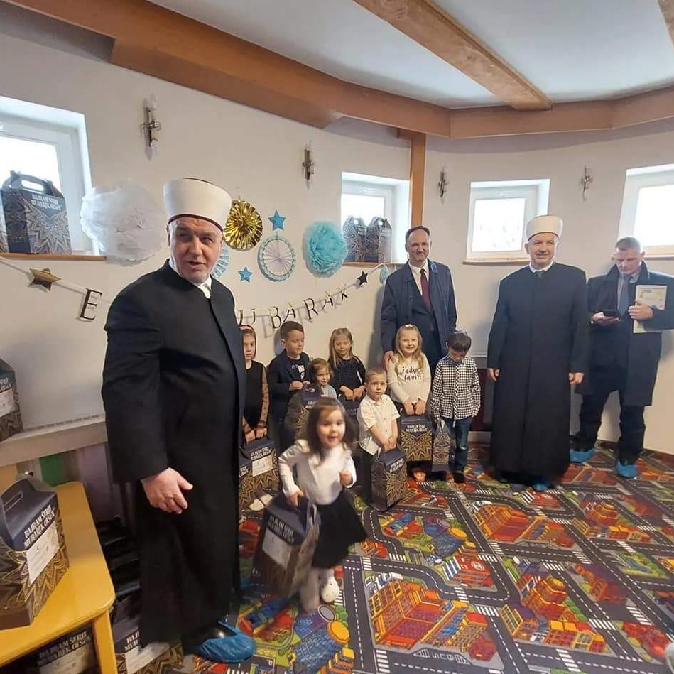 Otvoreno prvo obdenište IZBiH, reis Kavazović dijelio bajramske paketiće – poklon Države Katar