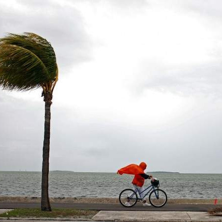 Uragan Irma puše brzinom od 215 km na sat, Florida proglasila vanredno stanje