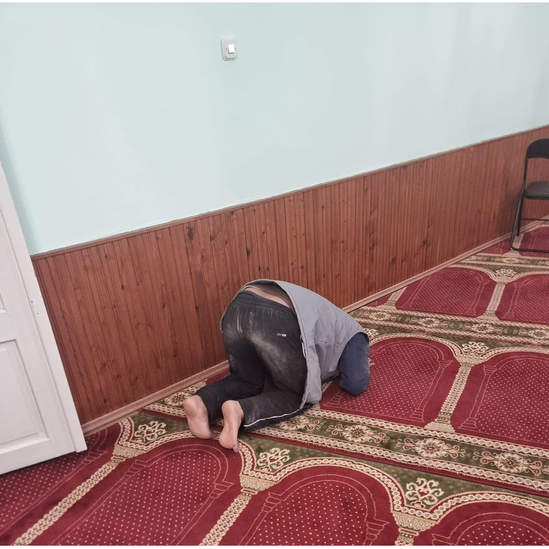 Radnik iz Indije došao u mesdžid sa gradilišta, pao na sedždu, dugo plakao i dovio, govoreći - elhamdulillah