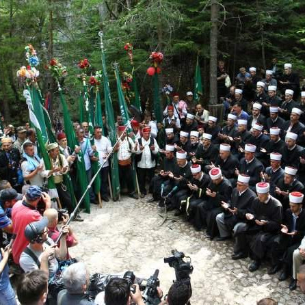 Danas završna svečanost „Dana Ajvatovice“: Desetina hiljada vjernika u srcu Bosne
