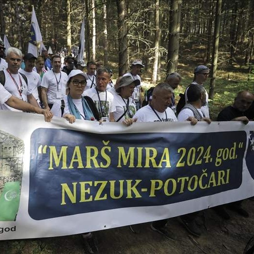 Hiljade ljudi iz različitih dijelova svijeta odaju počast žrtvama genocida u Srebrenici