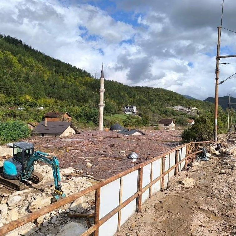 Džamija u Donjoj Jablanici u potpunosti poplavljena, vidi se samo munara