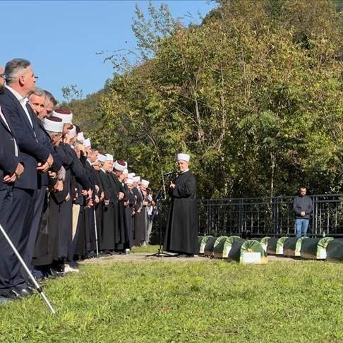 Hiljade građana na kolektivnoj dženazi žrtvama poplava u Jablanici