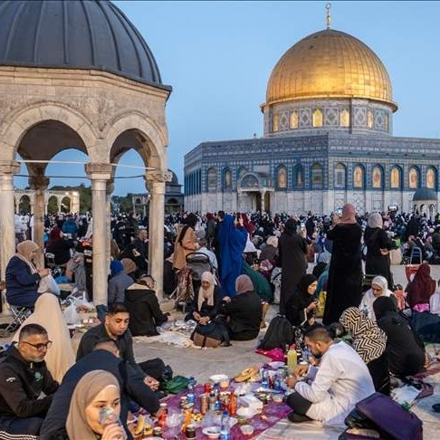 Palestinci iftarili u krugu Al-Akse u noći Lejletul-kadra