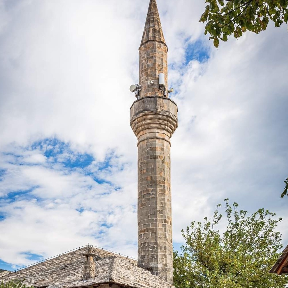 Mostar za početnike: U kojoj džamiji je imam na vodi, a džemat na suhu?