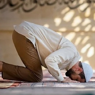 Razlog zbog kojeg ne možeš ustati na sabah namaz?!