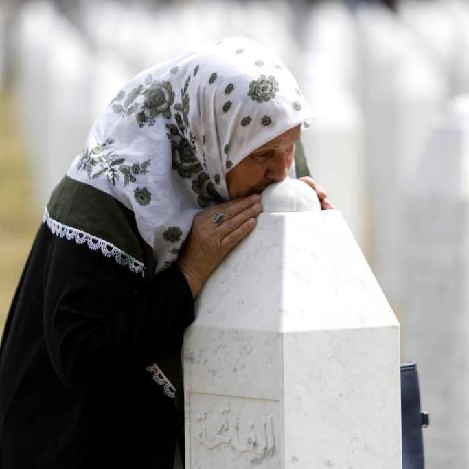 Sedam žrtava genocida u Srebrenici pronašlo smiraj nakon trideset godina, odata im počast