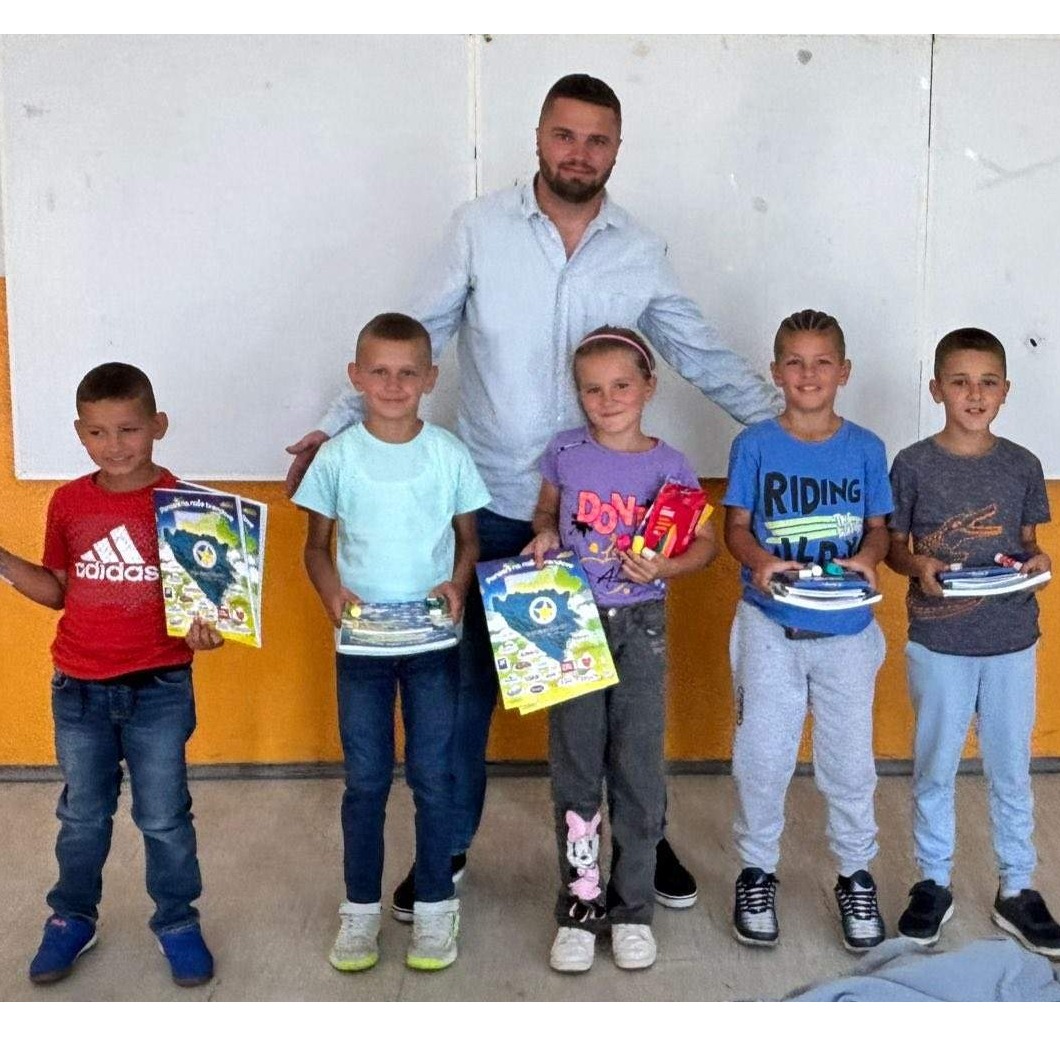 Učitelj s velikim srcem: Junus Čajdin i Pomozi.ba unijeli radost u OŠ "Voljevac"