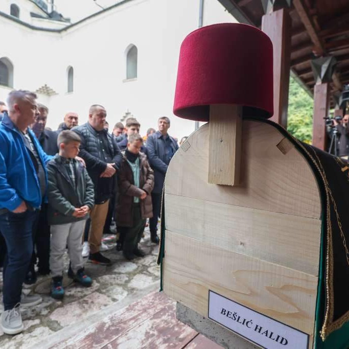 Sarajevo i BiH ispraćaju legendu: Hiljade ljudi klanjalo dženazu Halidu Bešliću 