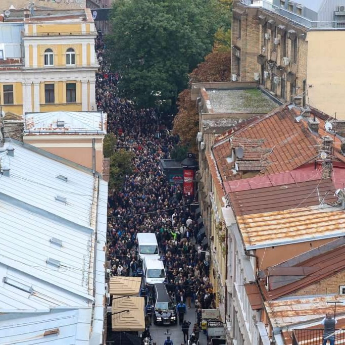 Hiljade ljudi ispratilo Halida Bešlića nakon klanjanja dženaze u Begovoj džamiji