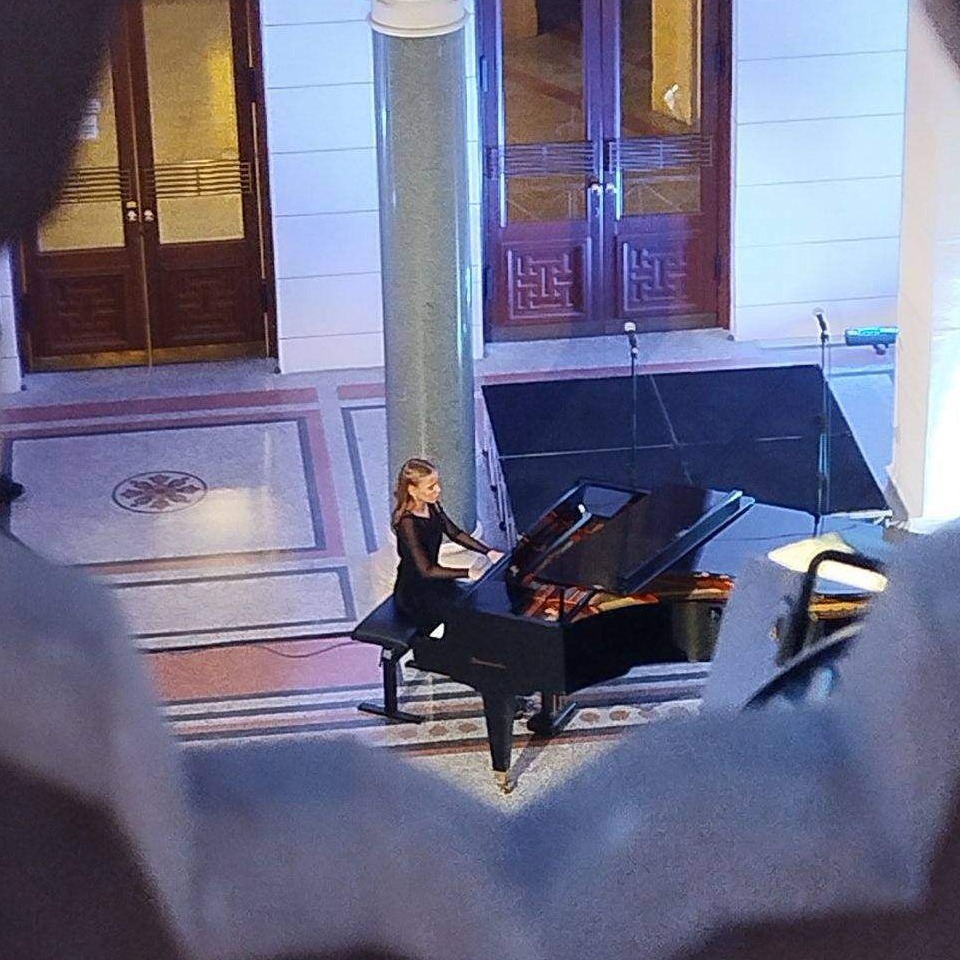 Učenici Osnovne muzičke škole „Mladen Pozajić“ nasupili na 80. godišnjici „Svjetlostkomerca“