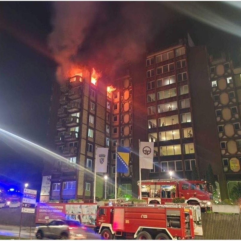 Više osoba smrtno stradalo u velikom požaru u tuzlanskom Domu penzionera (VIDEO)
