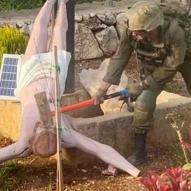 NEOPISIVO ZLO | Izraelski vojnik teškim čekičem razbio kip Isusa