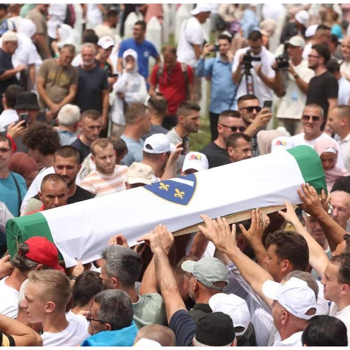 Obilježena 31. godišnjica genocida u Srebrenici, Potočari utihnuli nakon ukopa deset žrtava (VIDEO)