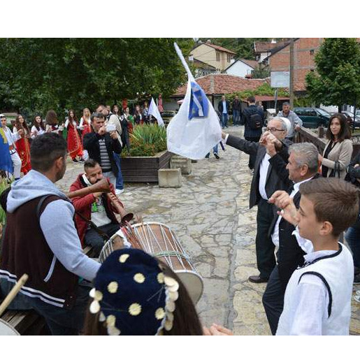 Defile u Prizrenu: Pogledajte kako je uz zastave s ljiljanima, bubnjeve i kolo proslavljen Dan Bošnjaka na Kosovu (Video)