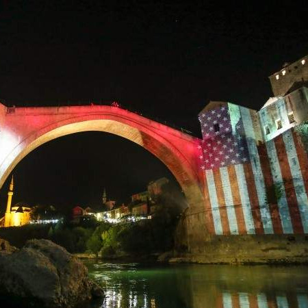 Stari most u Mostaru u bojama američke zastave 