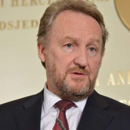 Izetbegović: Problem je u nastojanjima da se izjednači krivica i revidira istina