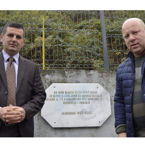 Srebrenica: Očišćena spomen-ploča ubijenim Bošnjacima na igralištu ispred škole