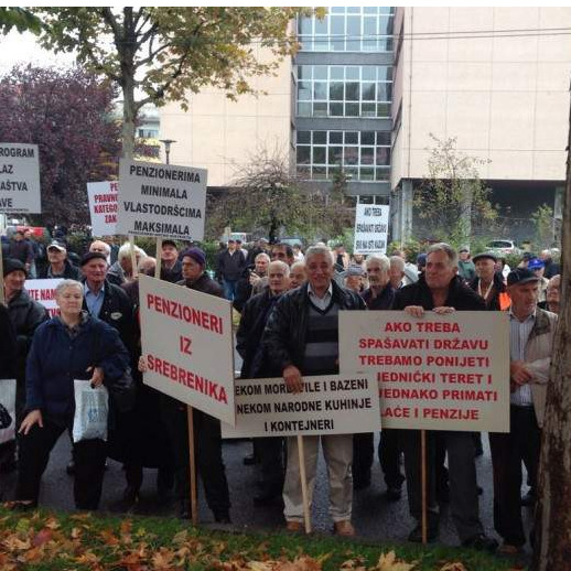 Mirni protesti penzionera pred zgradom Vlade Federacije BiH